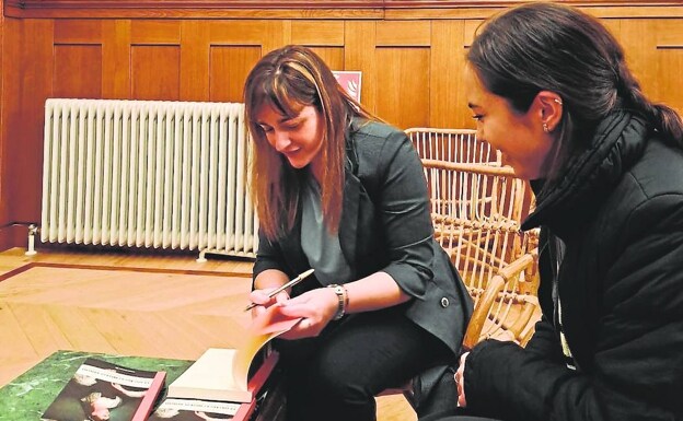 En la imagen superior, la autora firmando su libro en la Sala de la Cacharrería del Ateneo de Madrid. 