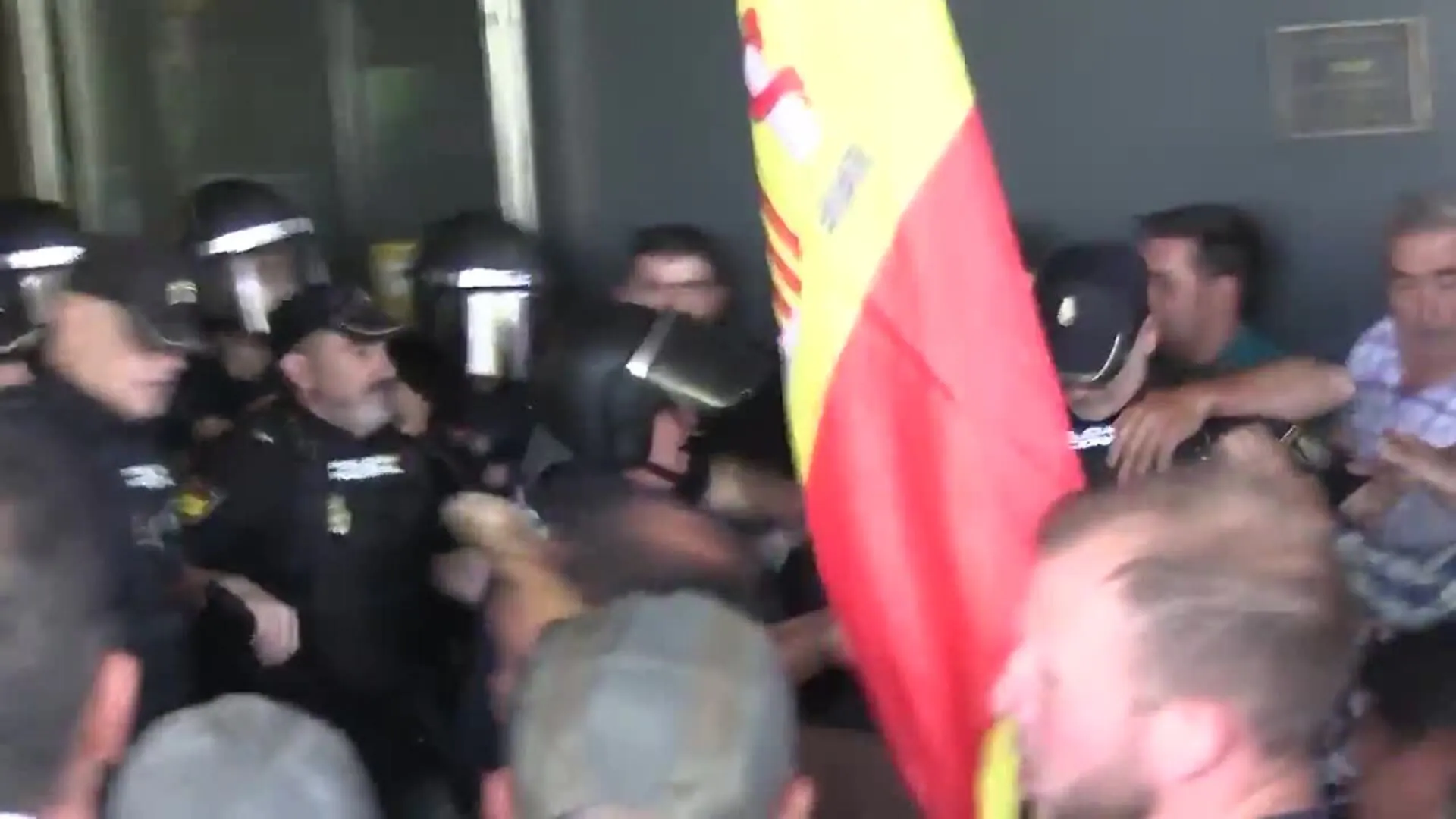 Ganaderos asaltan la Delegación de la Junta en Salamanca con cargas policiales y altercados