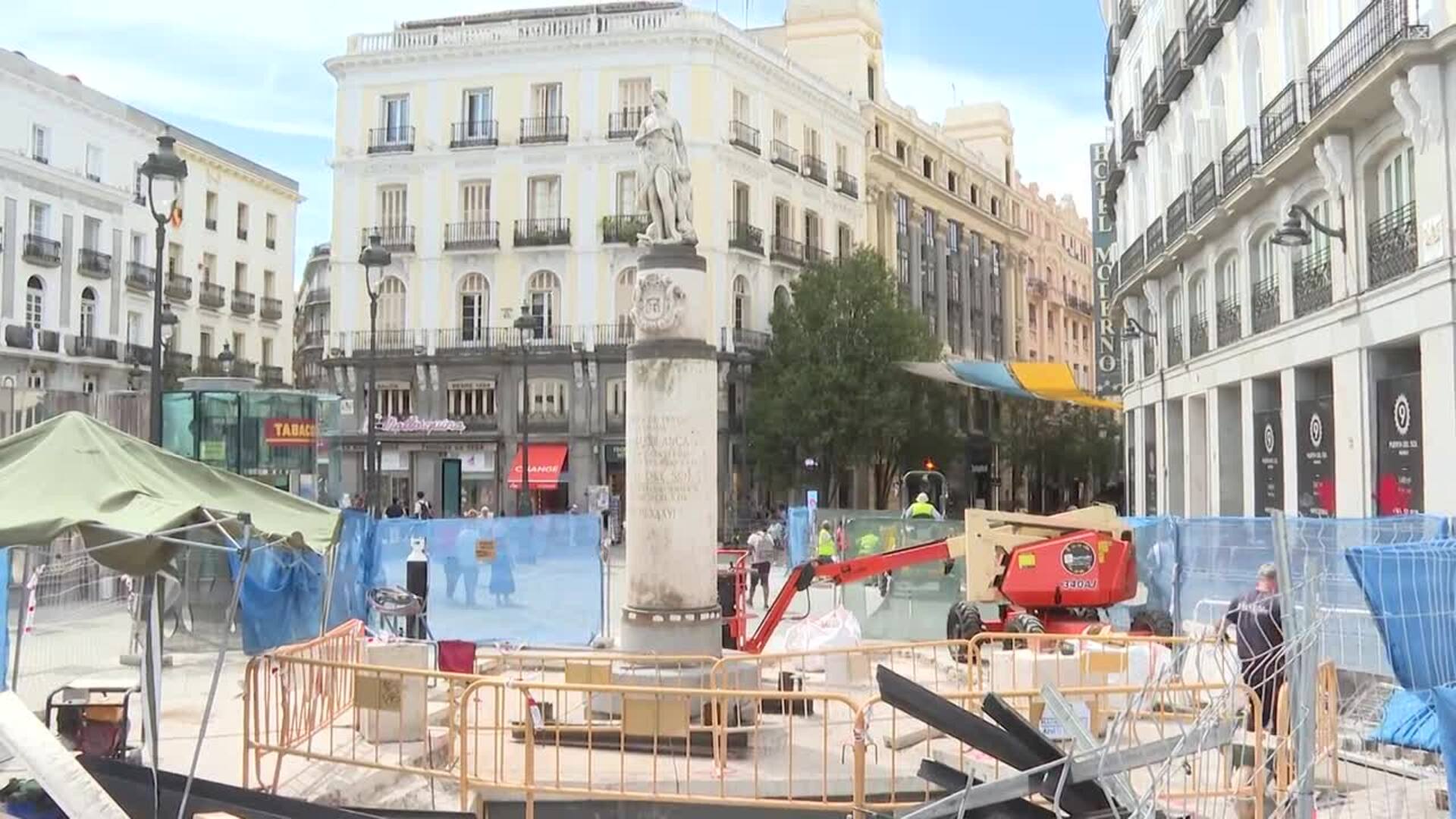 Trasladan la estatua de Mariblanca a su nueva ubicación en la Puerta del Sol