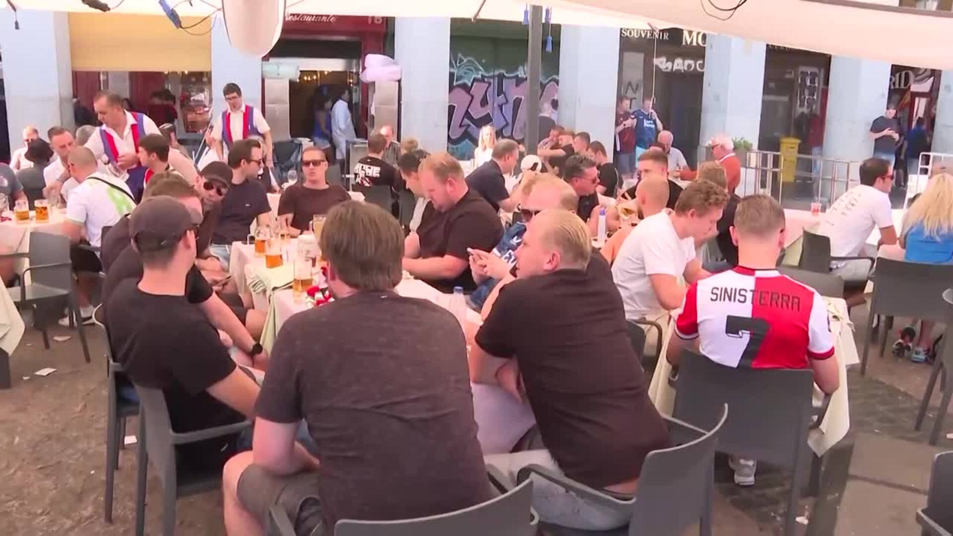 Aficionados del Feyenoord viven con emoción la previa en la Plaza Mayor