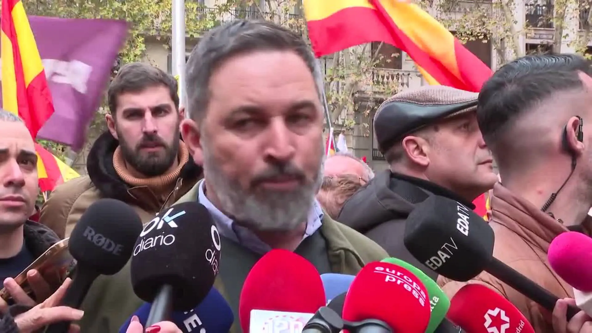 Vox acusa a Feijóo de mentir: "Un día moviliza a los españoles y otro pacta con los golpistas"