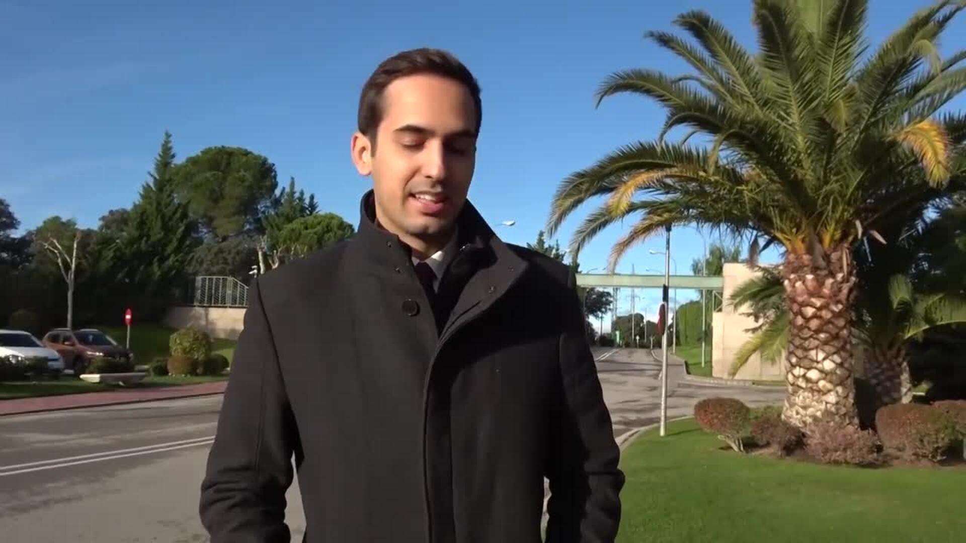 Lorenzo Díaz García llega al tanatorio de su padre completamente desolado