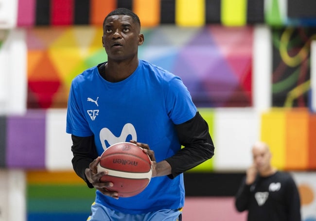 Yannick Nzosa, en un calentamiento antes de un partido con el Estudiantes.