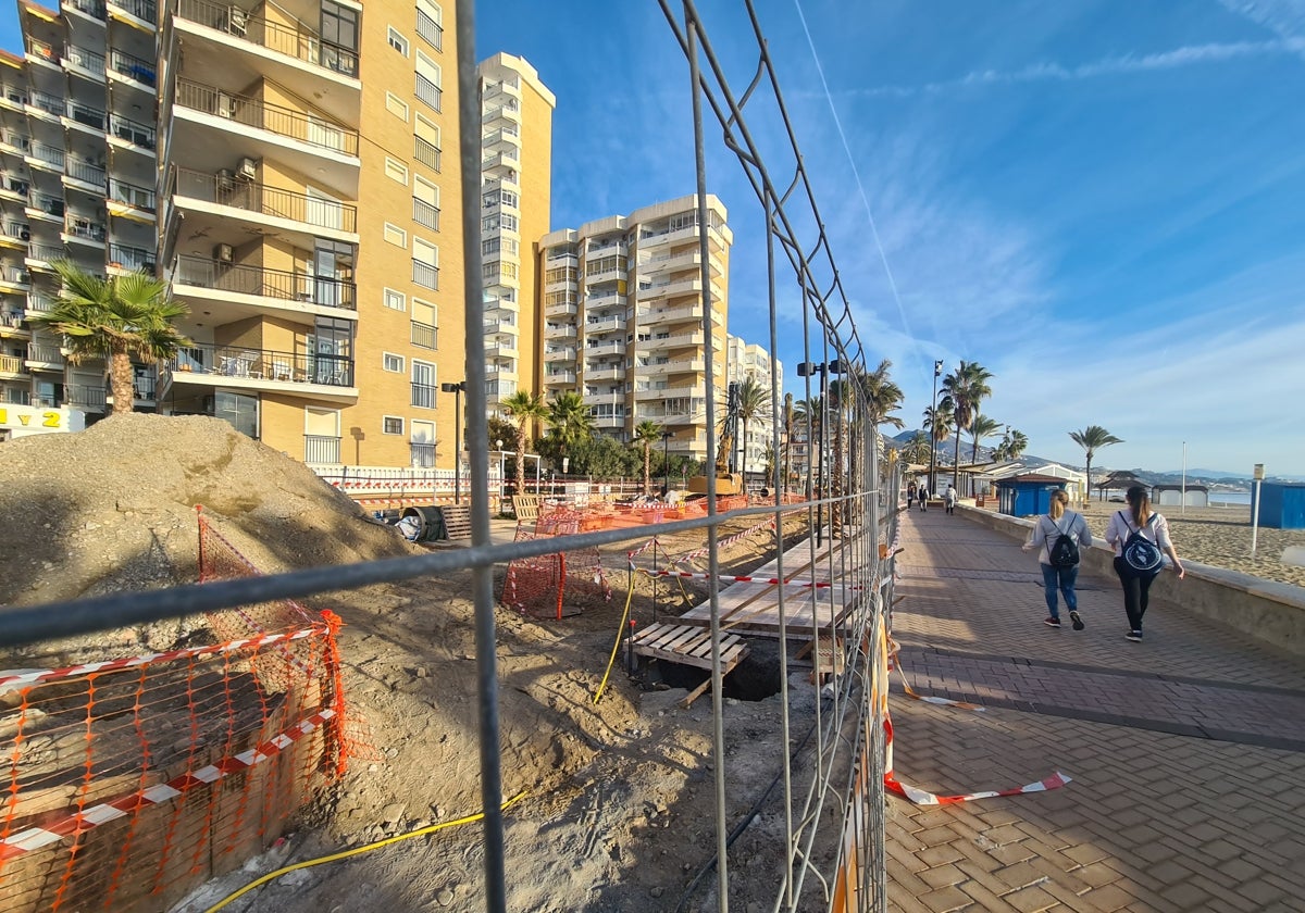 Obras en el paseo marítimo Rey de España de Fuengirola.