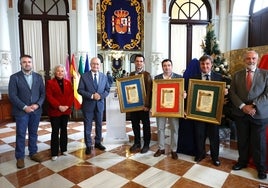 Los representantes de los Reyes Magos junto al alcalde y otras autoridades.