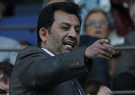 Imagen de archivo del jeque Abdullah Al-Thani en el palco de La Rosaleda durante un partido del Málaga.