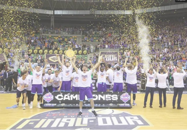 Los jugadores del Zunder Palencia celebran el ascenso a la Liga ACB el pasado 18 de junio.