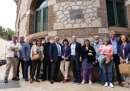 José Ángel Narváez, Tecla Lumbreras, el representante del colectivo de ex alumnos, José Coriat y antiguos estudiantes