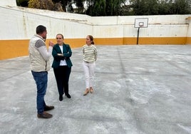 La alcaldesa visita el colegio Los Boliches junto a miembros de su equipo.