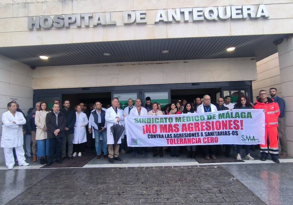 Concentración de sanitarios en la puerta del Hospital de Antequera.