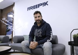 Joaquín Cuenca, en la oficina de Freepik.