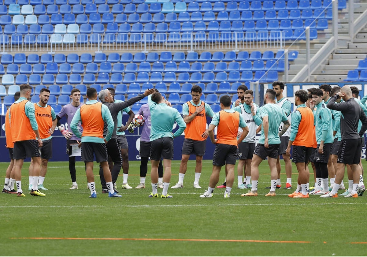 La plantilla, en el entrenamiento de este jueves.