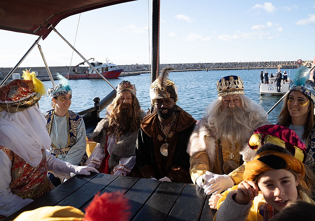 Sus Majestades de Oriente llegando en barco a Benalmádena.