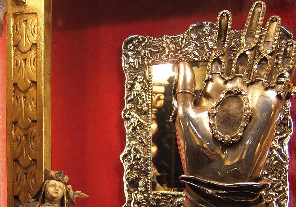 Relicario que contiene la mano de la santa y que se guarda en su convento.