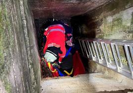 Sufre un accidente y al salir por la ventanilla cae a cinco metros de profundidad en una arqueta en Benaoján