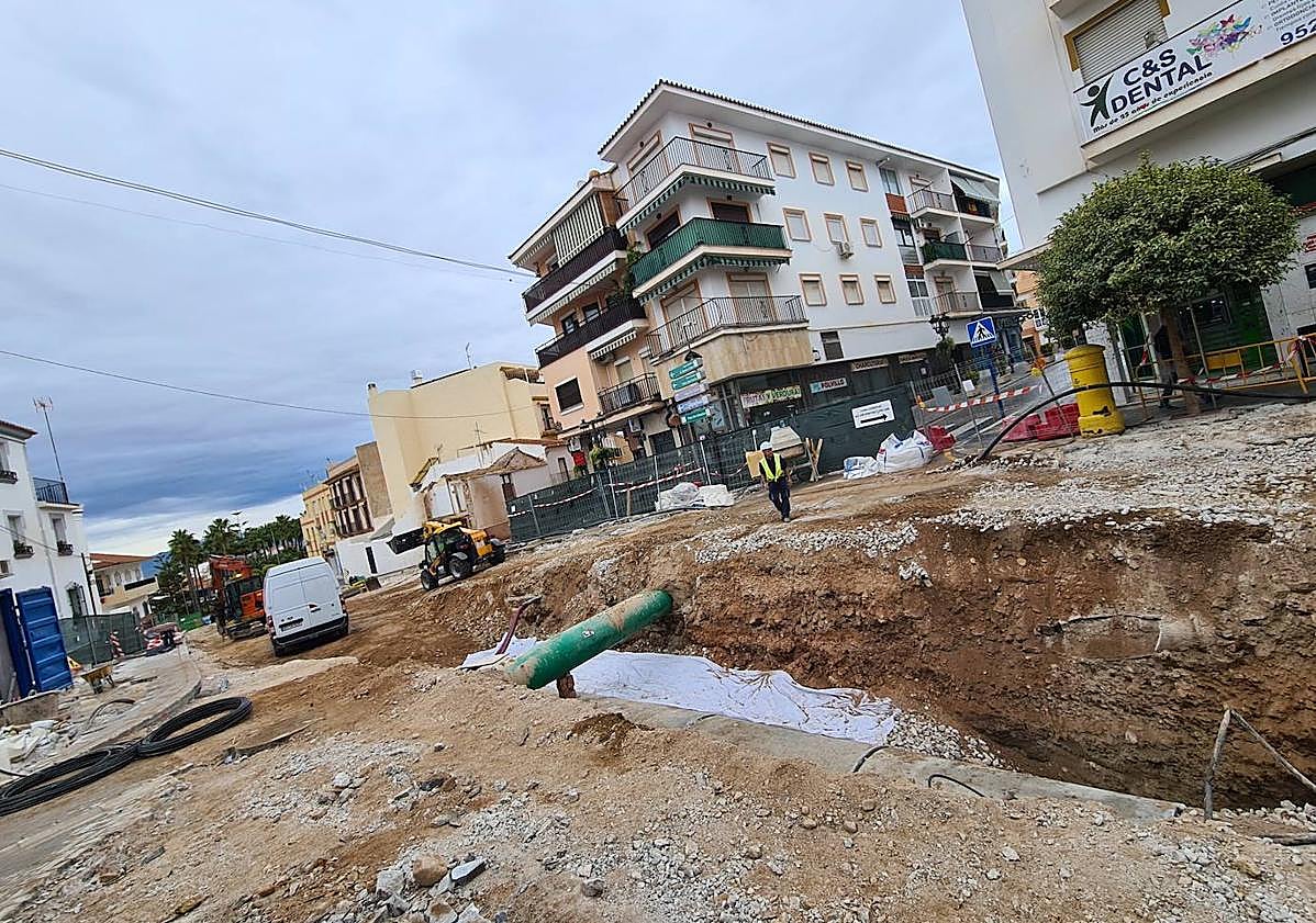 Imagen principal - Indignación y resignación por las obras en el corazón comercial de Alhaurín de la Torre