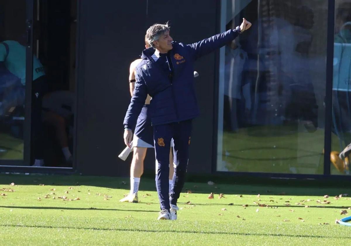 El técnico de la Real Sociedad, Imanol Alguacil, saluda sonriente en un entrenamiento reciente en la ciudad deportiva de Zubieta.