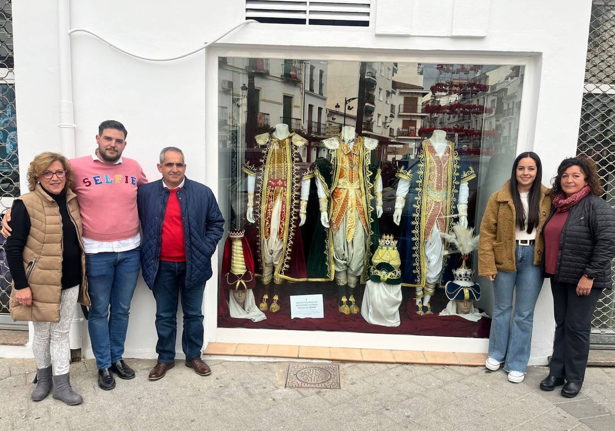 Imagen principal - Los creadores de la nueva indumentaria junto a parte del equipo de Gobierno de Álora, los turbantes de sus Majestades y una imagen detalle de la confección de uno de los trajes.