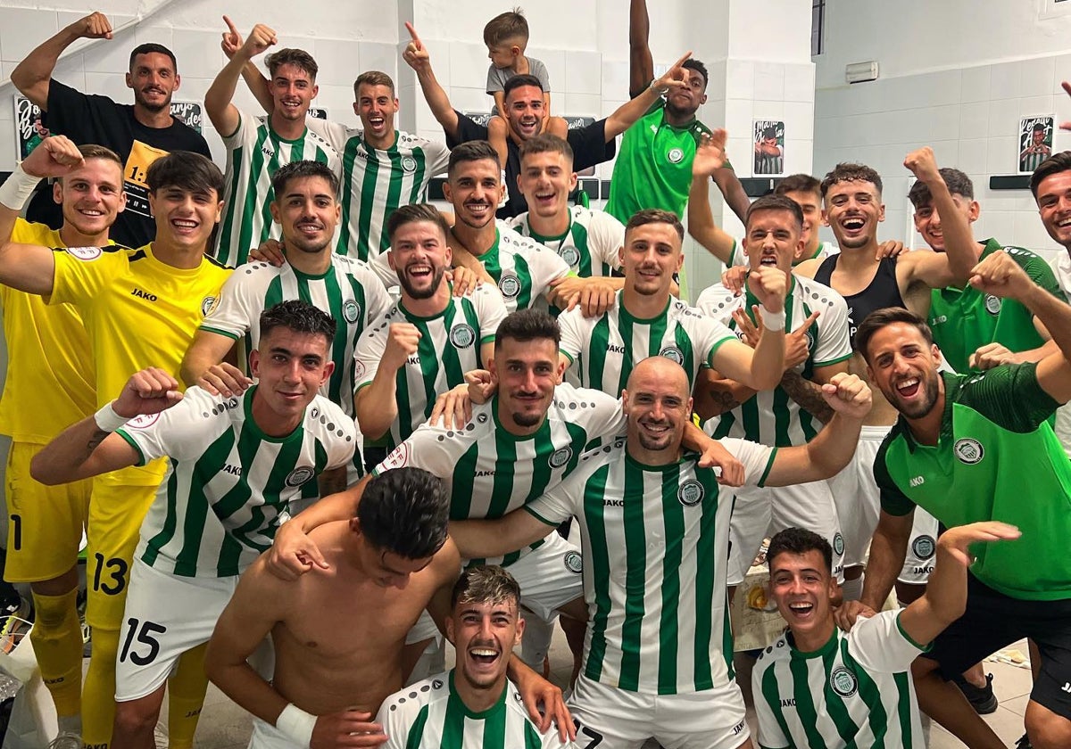 El Torremolinos celebra una de sus victorias en el vestuario.