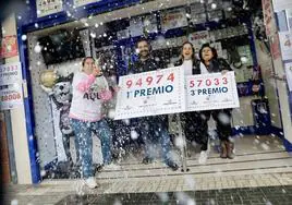 Juan y Natalia celebran con allegados la suerte en la calle Catapilco.