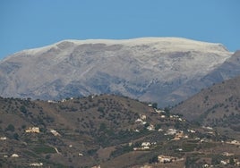 Imagen de La Maroma, nevada, este Día de Reyes, vista desde Nerja.