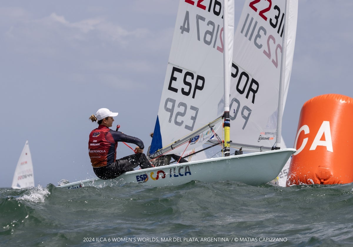 La malagueña Ana Moncada sigue liderando al equipo español en el Mundial de ILCA 6