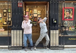 David Burbano y Roy Laguna, en la puerta del local de calle Santos de La Casa Amarilla, que dejan este año.