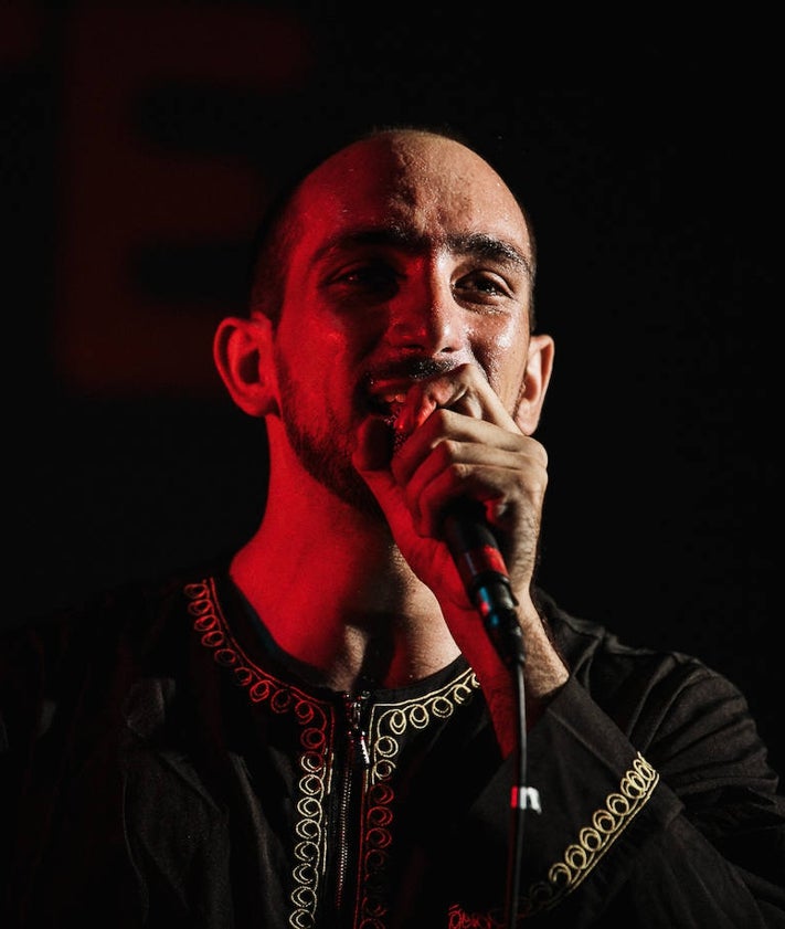 Imagen secundaria 2 - El malagueño Rafael Las Heras tocando la flauta travesera, durante una de las performance de su disco 'Umbría' y cantando sobre el escenario.