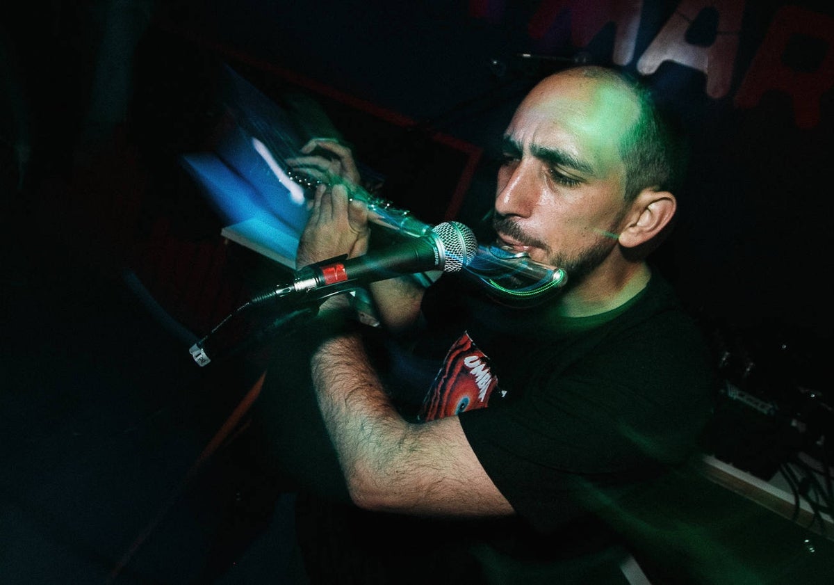 Imagen principal - El malagueño Rafael Las Heras tocando la flauta travesera, durante una de las performance de su disco 'Umbría' y cantando sobre el escenario.