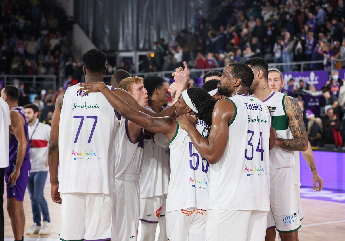 Los jugadores del Unicaja celebran la victoria de este sábado en Palencia.