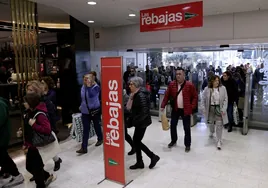 Un grupo de personas estrena las rebajas en El Corte Inglés, este domingo.