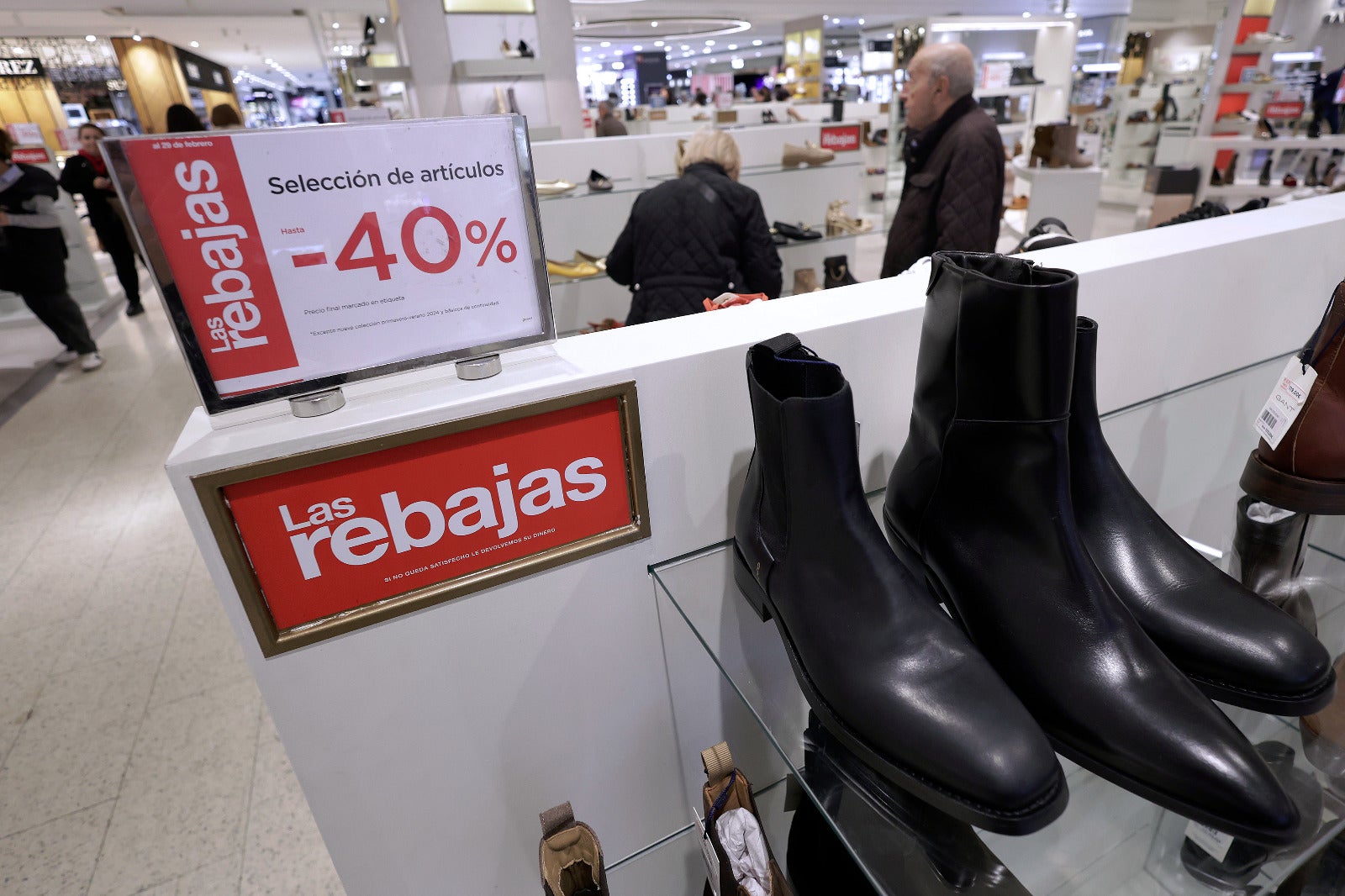 El primer día de rebajas en Málaga deja largas colas y tiendas abarrotadas