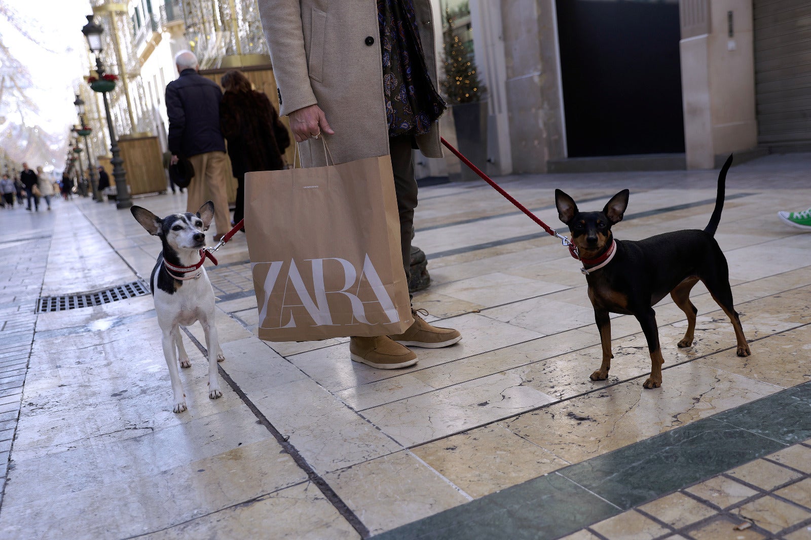 El primer día de rebajas en Málaga deja largas colas y tiendas abarrotadas