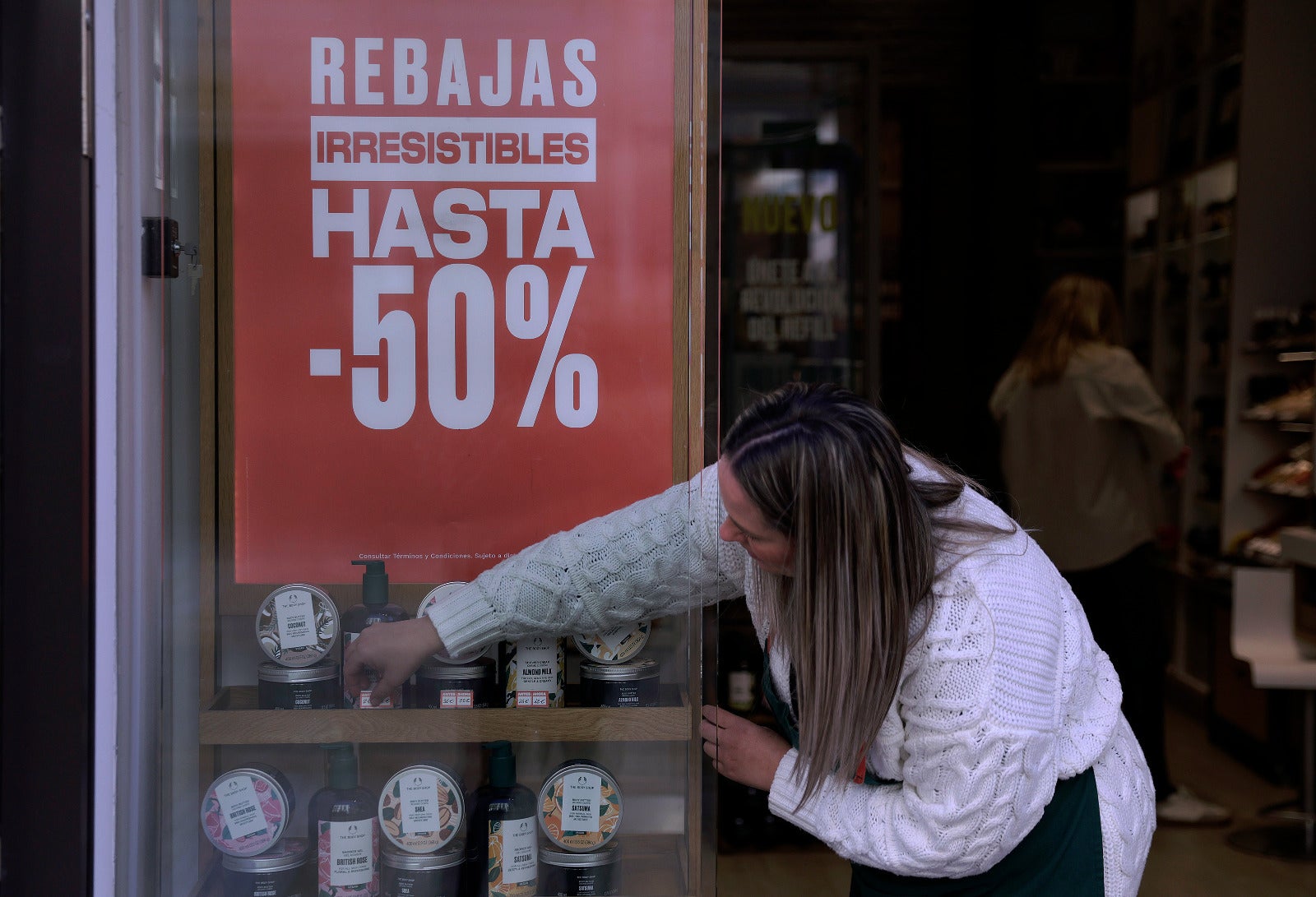 El primer día de rebajas en Málaga deja largas colas y tiendas abarrotadas