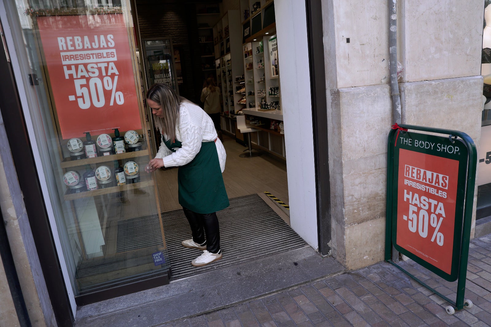 El primer día de rebajas en Málaga deja largas colas y tiendas abarrotadas