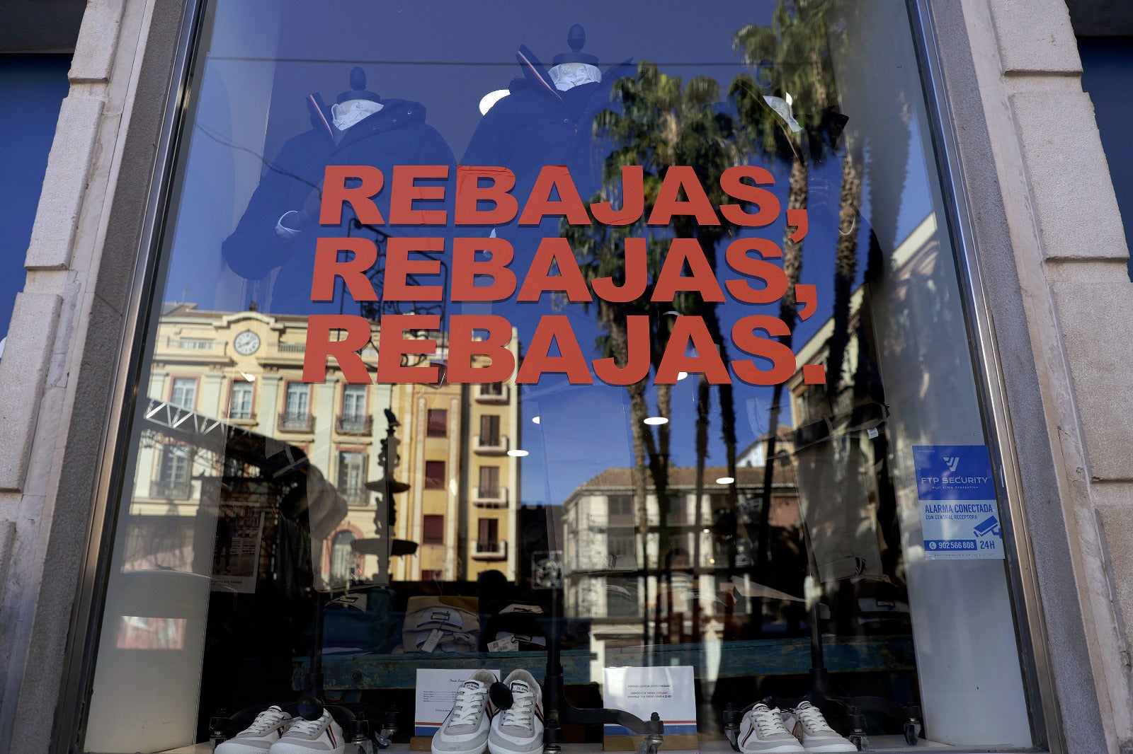 El primer día de rebajas en Málaga deja largas colas y tiendas abarrotadas