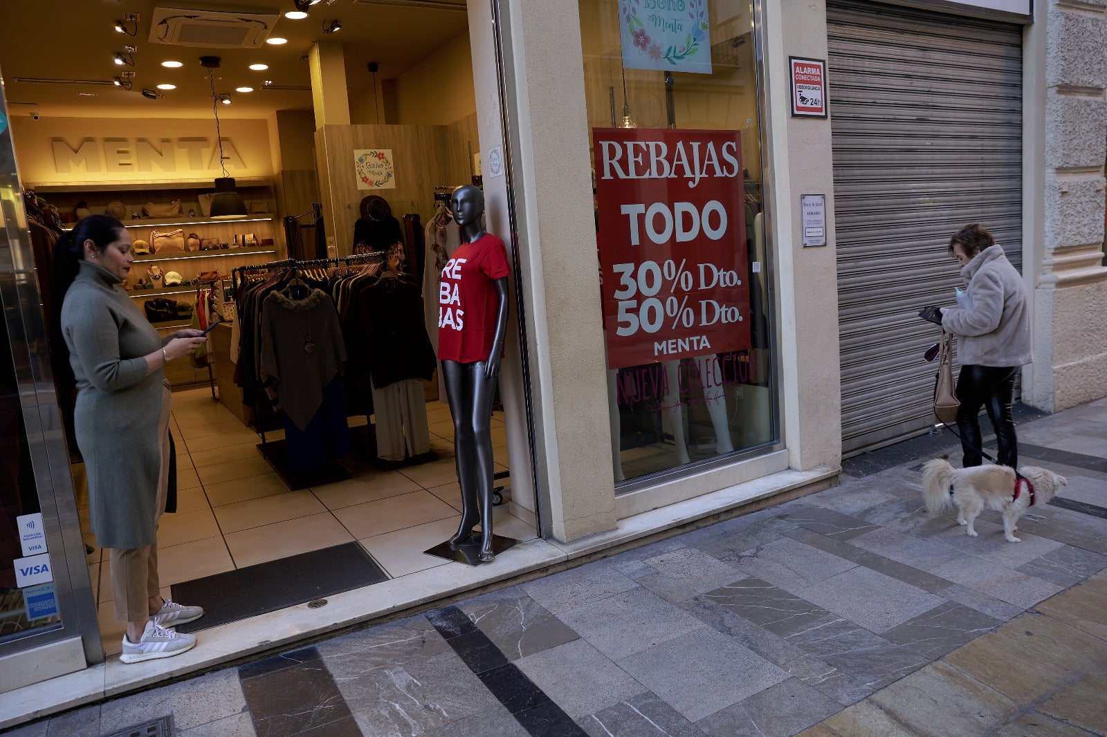 El primer día de rebajas en Málaga deja largas colas y tiendas abarrotadas