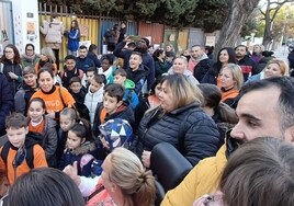 Concentración de escolares y familias a las puertas del Domingo Lozano, clausurado por deficiencias en la cimentación.