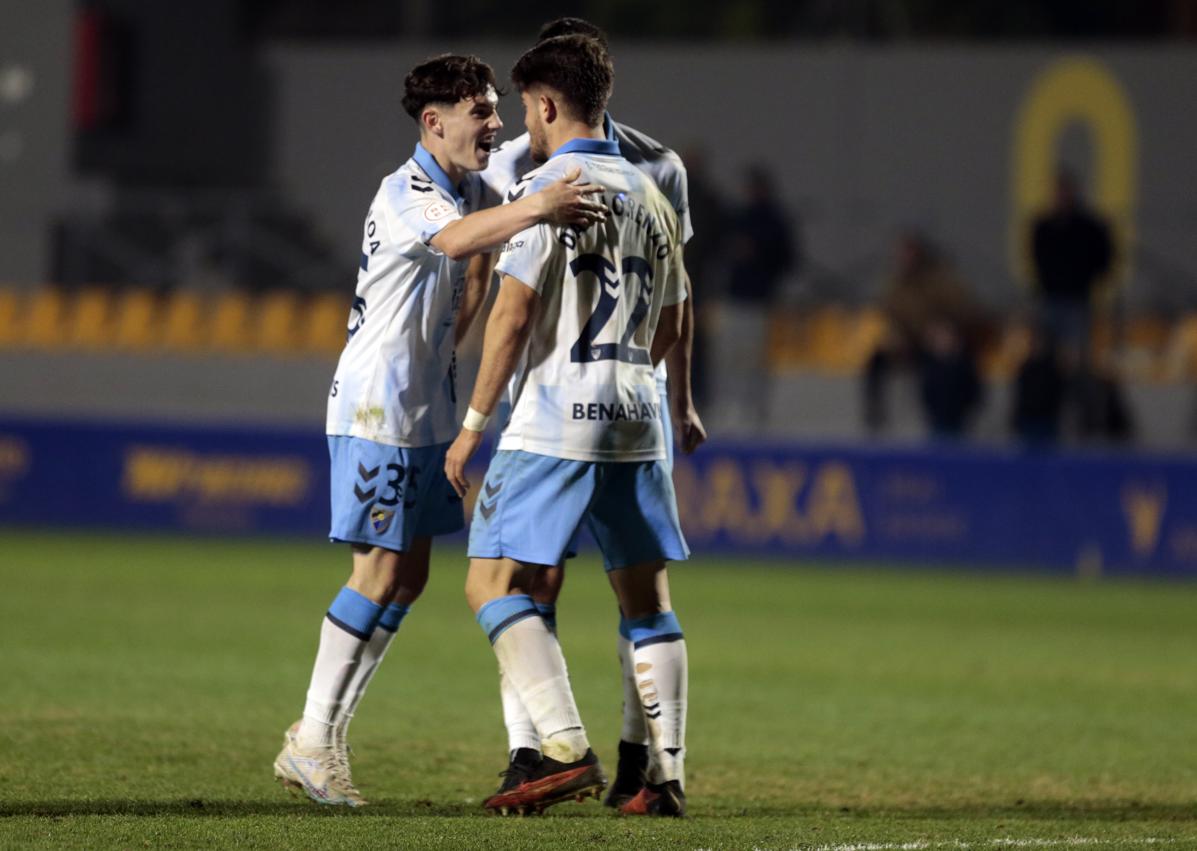 Imagen secundaria 1 - Aarón Ochoa en varios momentos con el primer equipo del Málaga.