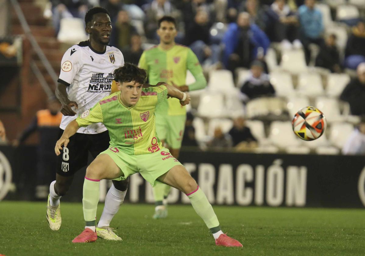 Imagen principal - Aarón Ochoa en varios momentos con el primer equipo del Málaga.