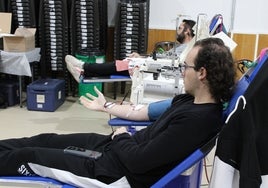 Dos jóvenes participan en la campaña de donación de sangre.