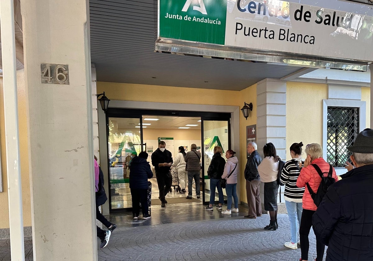 Esta era la situación en el centro de salud de Puerta Blanca unos minutos después de que abriera la consulta no demorable