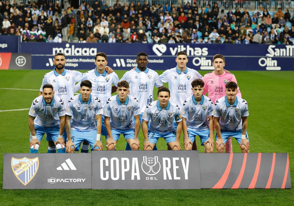 El once titular del Málaga ante la Real Sociedad en Copa del Rey posa antes del partido.