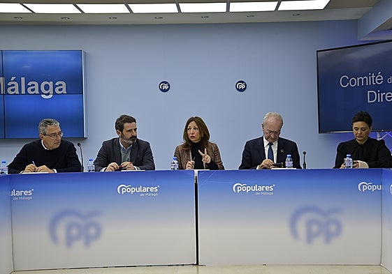 Navarro junto a Francisco Salado, José Ramón Carmona, Francisco de la Torre y Margarita del Cid, esta mañana en la reunión del comité de dirección del PP.