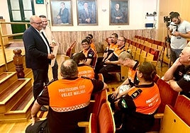 El alcalde veleño, Jesús Lupiáñez, en su encuentro este lunes con integrantes de la agrupación local de voluntarios de Protección Civil.