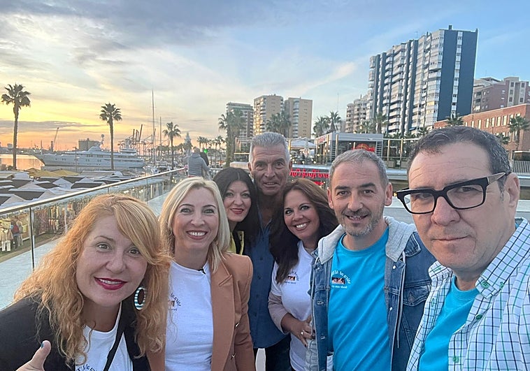 Rocío Calderón, junto a los artistas que han colaborado en la nueva campaña sobre el autismo.