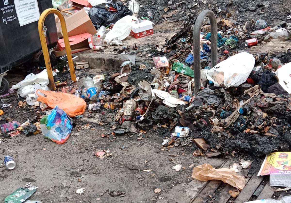 Vista de la basura quemada en la calle Esla.