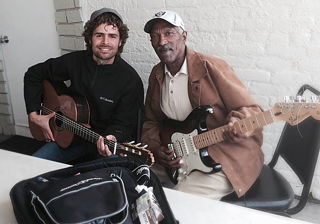 Fran Guijarro y Moses, con sus guitarras, un instrumento que tocaba el sintecho y ha heredado el cineasta.