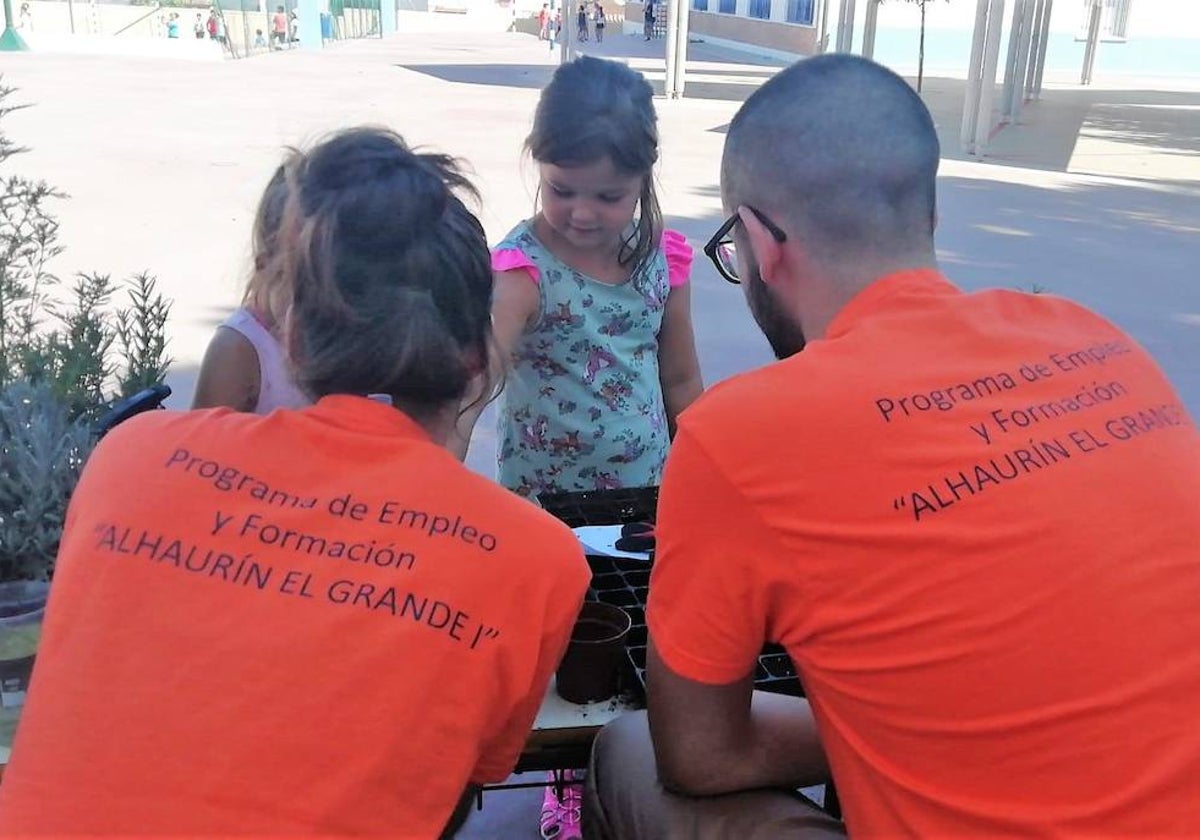 Dos jóvenes durante un programa de empleo y formación previos en Alhaurín el Grande.