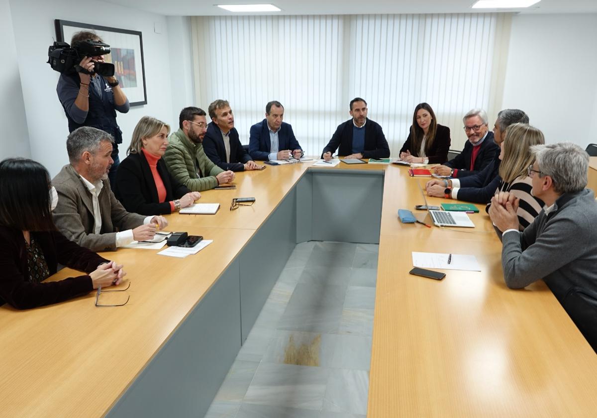 Pérez, esta mañana, en la reunión del grupo parlamentario del PSOE de Málaga.